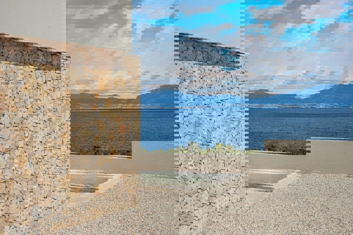 Villa moderna in posizione tranquilla con vista mare aperto