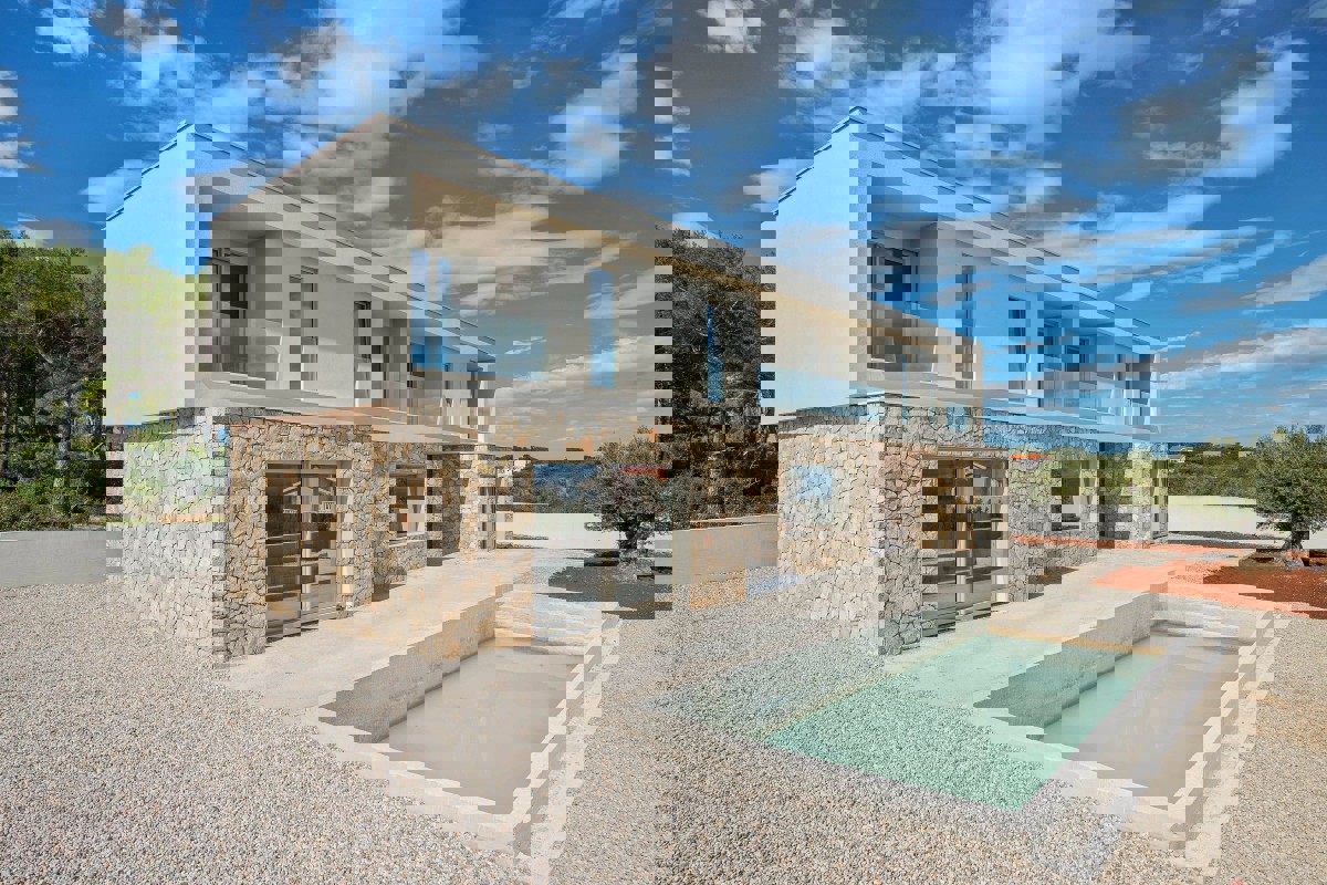 Villa moderna in posizione tranquilla con vista mare aperto