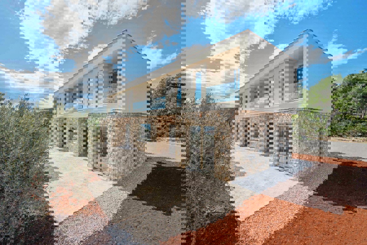 Villa moderna in posizione tranquilla con vista mare aperto