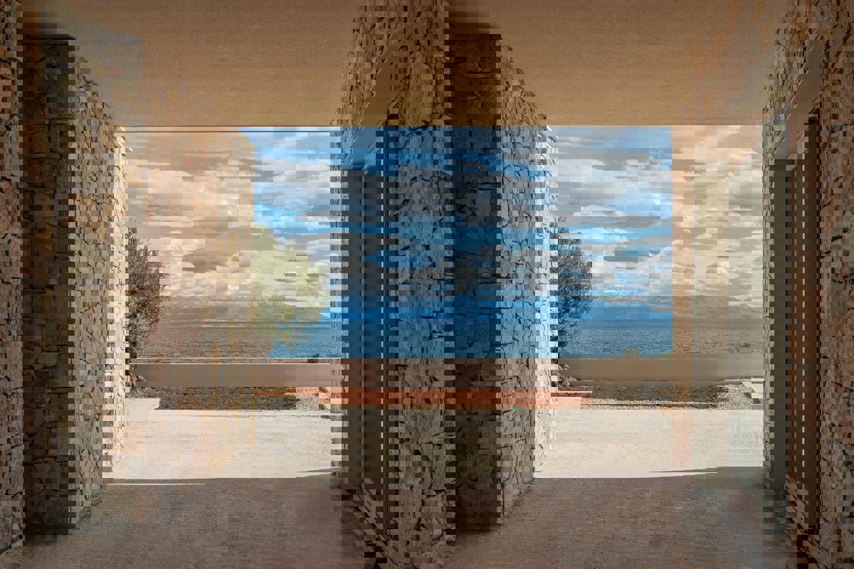 Villa moderna in posizione tranquilla con vista mare aperto