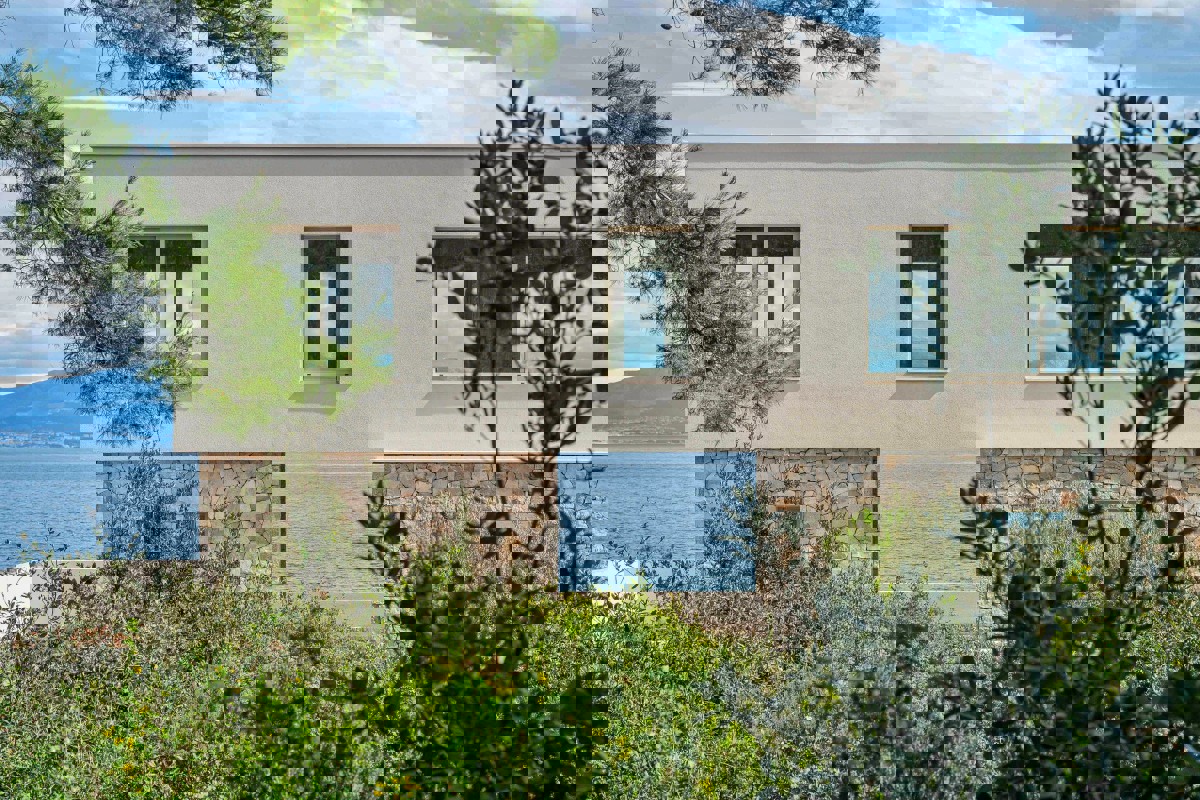 Villa moderna in posizione tranquilla con vista mare aperto