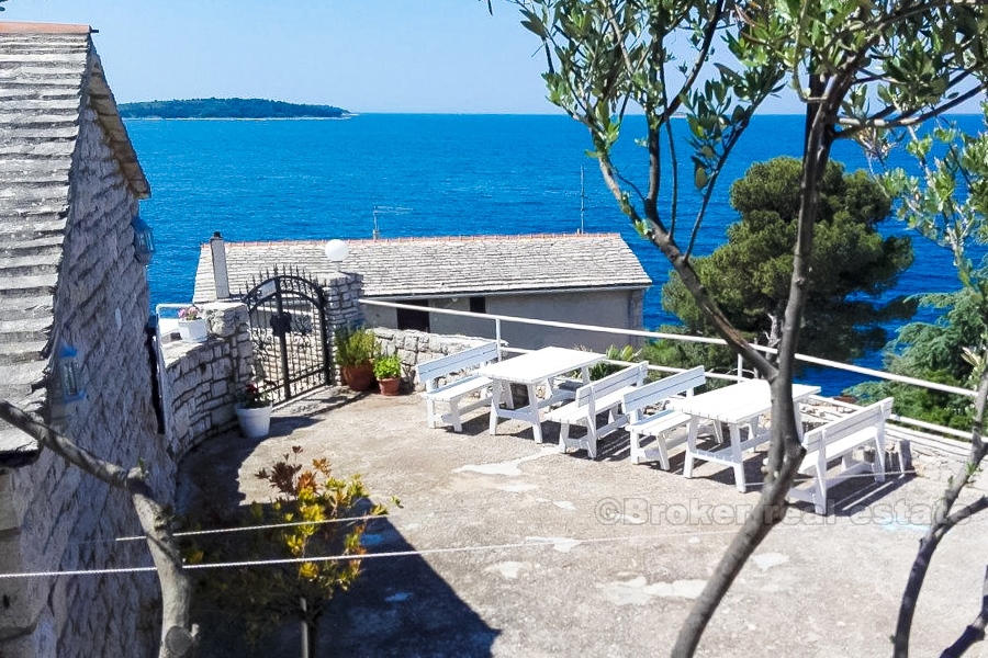 Casa in pietra con vista mare, in vendita