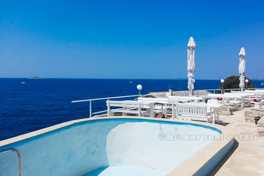 Casa in pietra con vista mare, in vendita