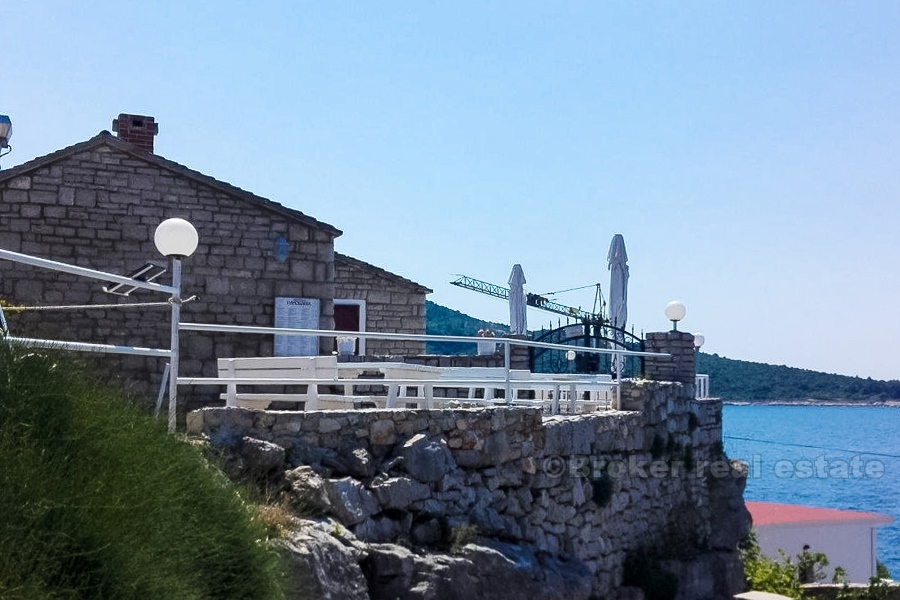 Casa in pietra con vista mare, in vendita