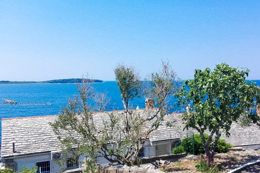 Casa in pietra con vista mare, in vendita