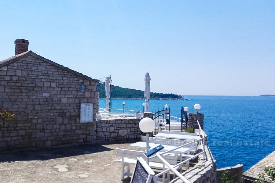 Casa in pietra con vista mare, in vendita