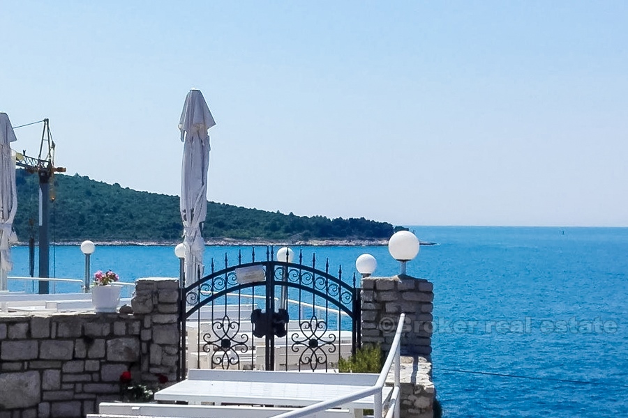 Casa in pietra con vista mare, in vendita