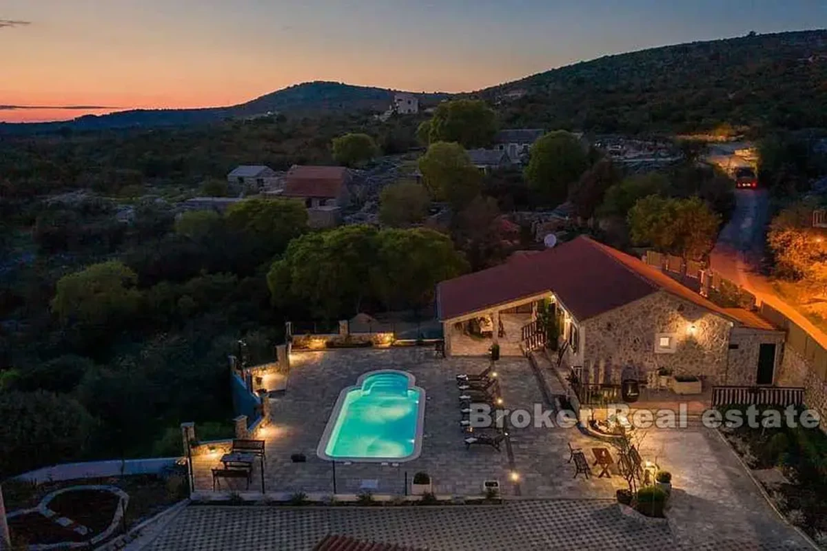 Villa in pietra di nuova costruzione con piscina