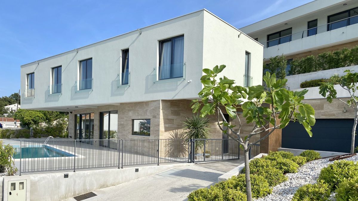 Villa di nuova costruzione con piscina