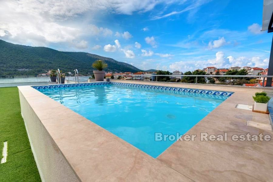 Casa con piscina, prima fila mare