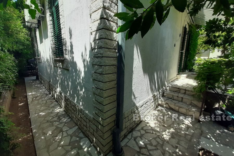 Casa indipendente con giardino al centro