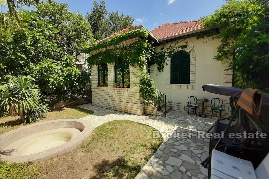 Casa indipendente con giardino al centro