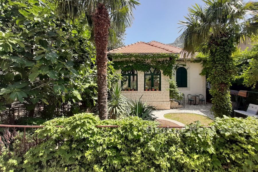 Casa indipendente con giardino al centro