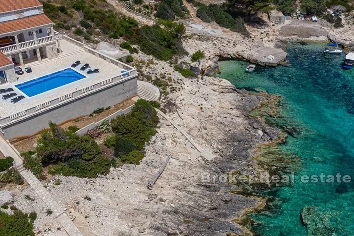 Casa in pietra unica al mare