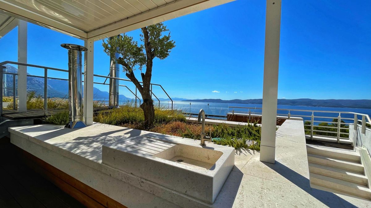Villa con piscina e vista mare