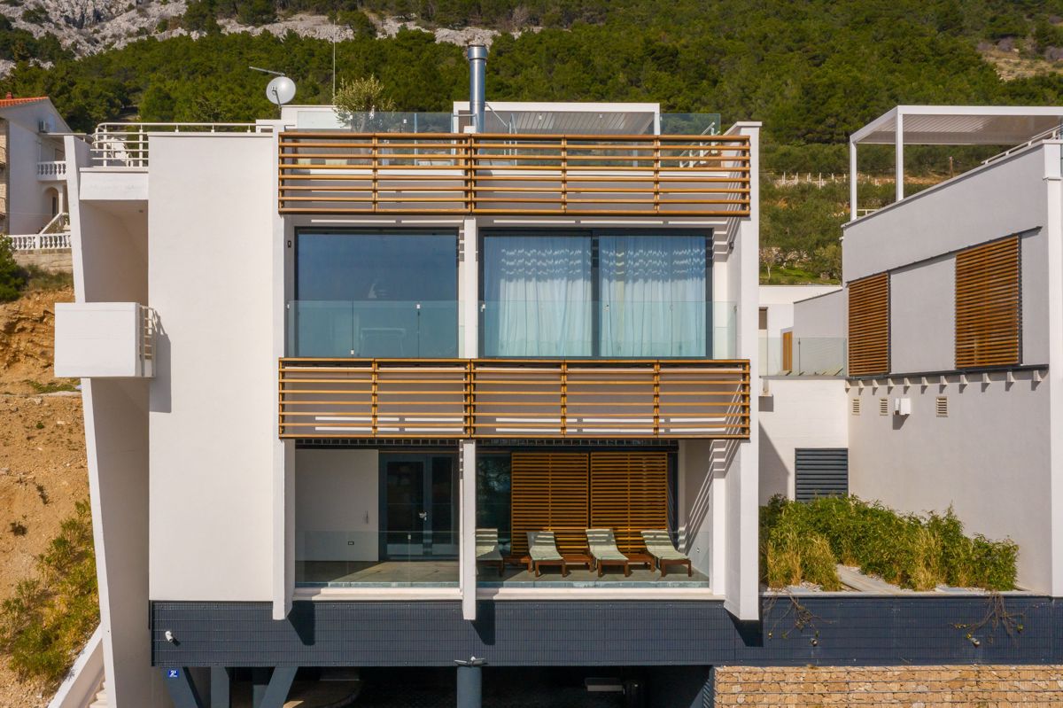 Villa con piscina e vista mare