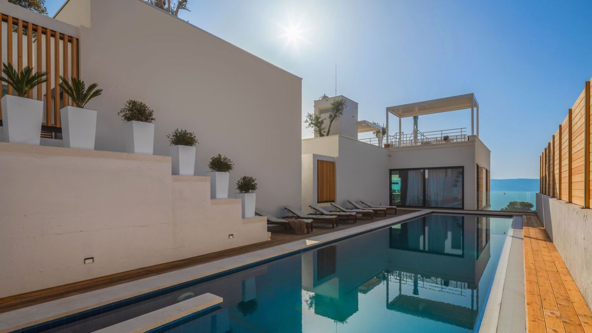 Villa con piscina e vista mare