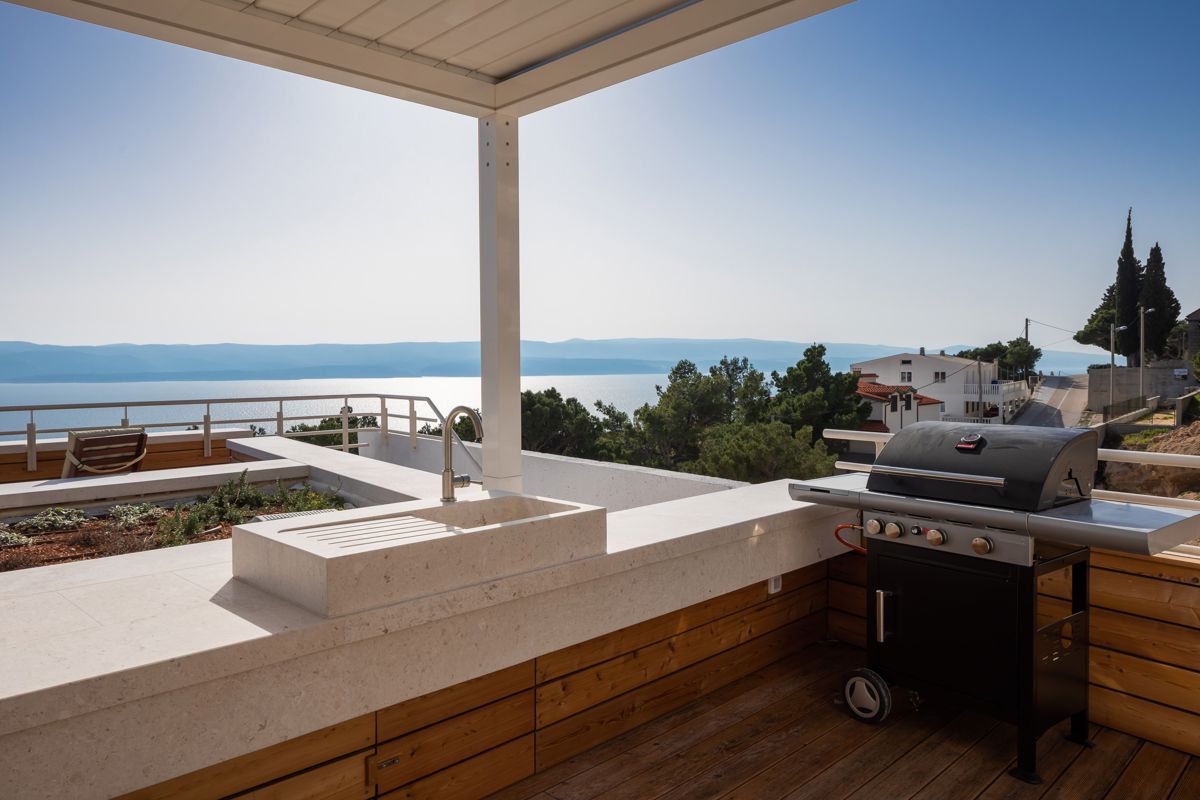 Villa con piscina e vista mare