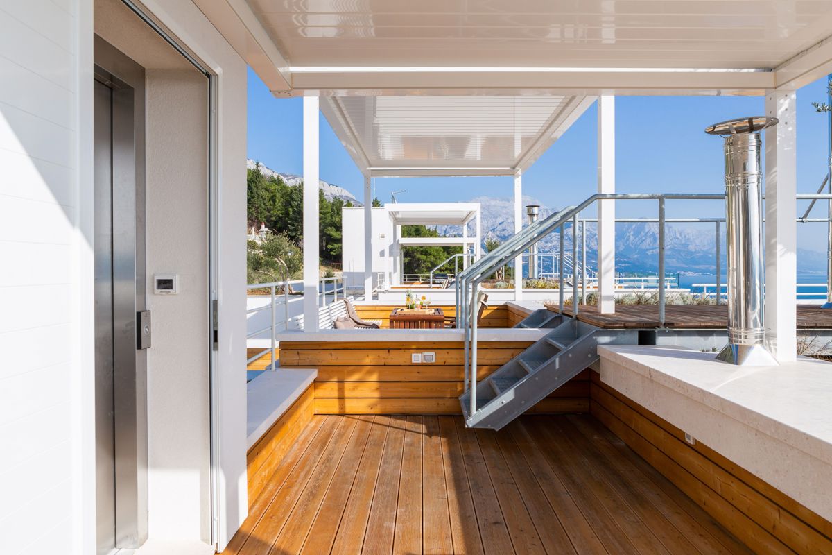 Villa con piscina e vista mare