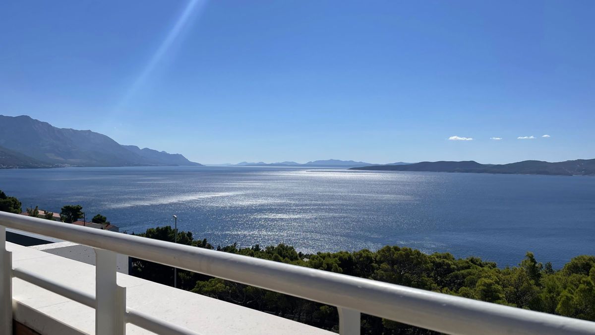 Villa con piscina e vista mare