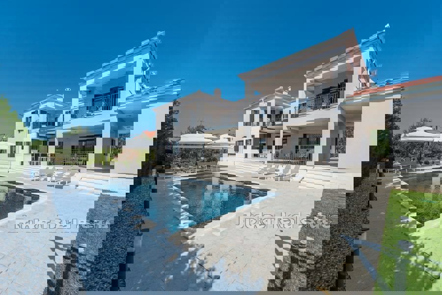 Villa di lusso di nuova costruzione con piscina