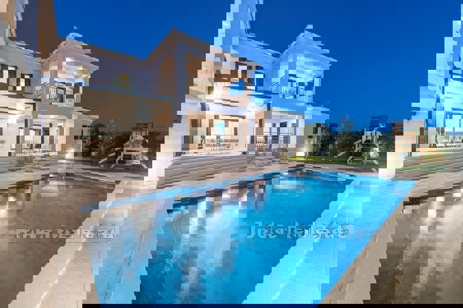 Villa di lusso di nuova costruzione con piscina