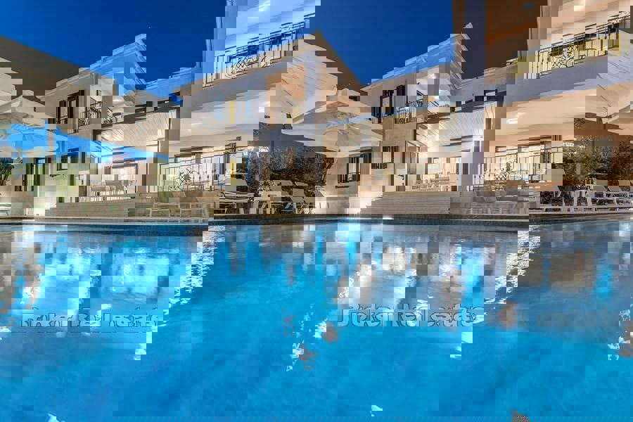 Villa di lusso di nuova costruzione con piscina