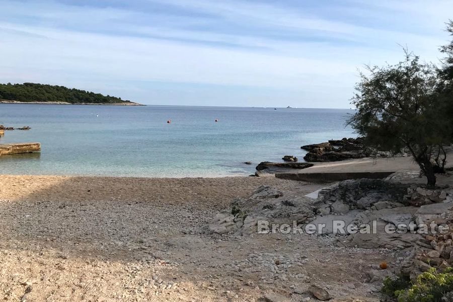 Palazzina con piscina vicino al mare