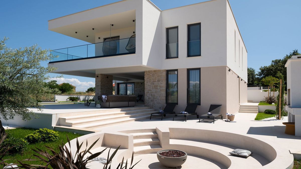 Villa con piscina vicino al mare