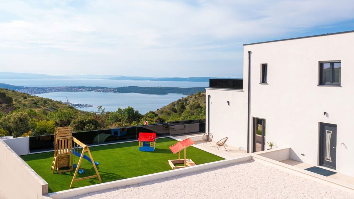Villa moderna con vista mare