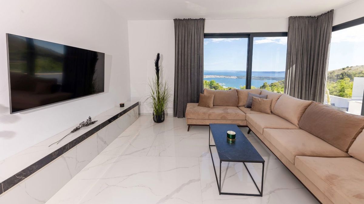 Villa moderna con vista mare
