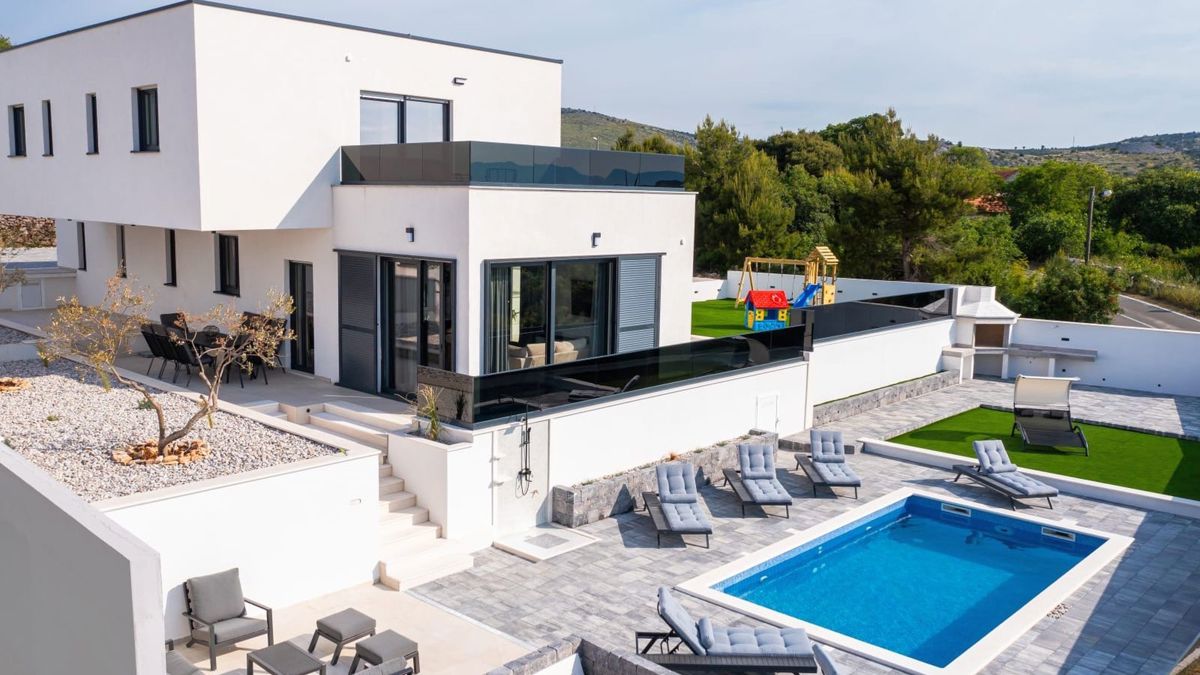 Villa moderna con vista mare