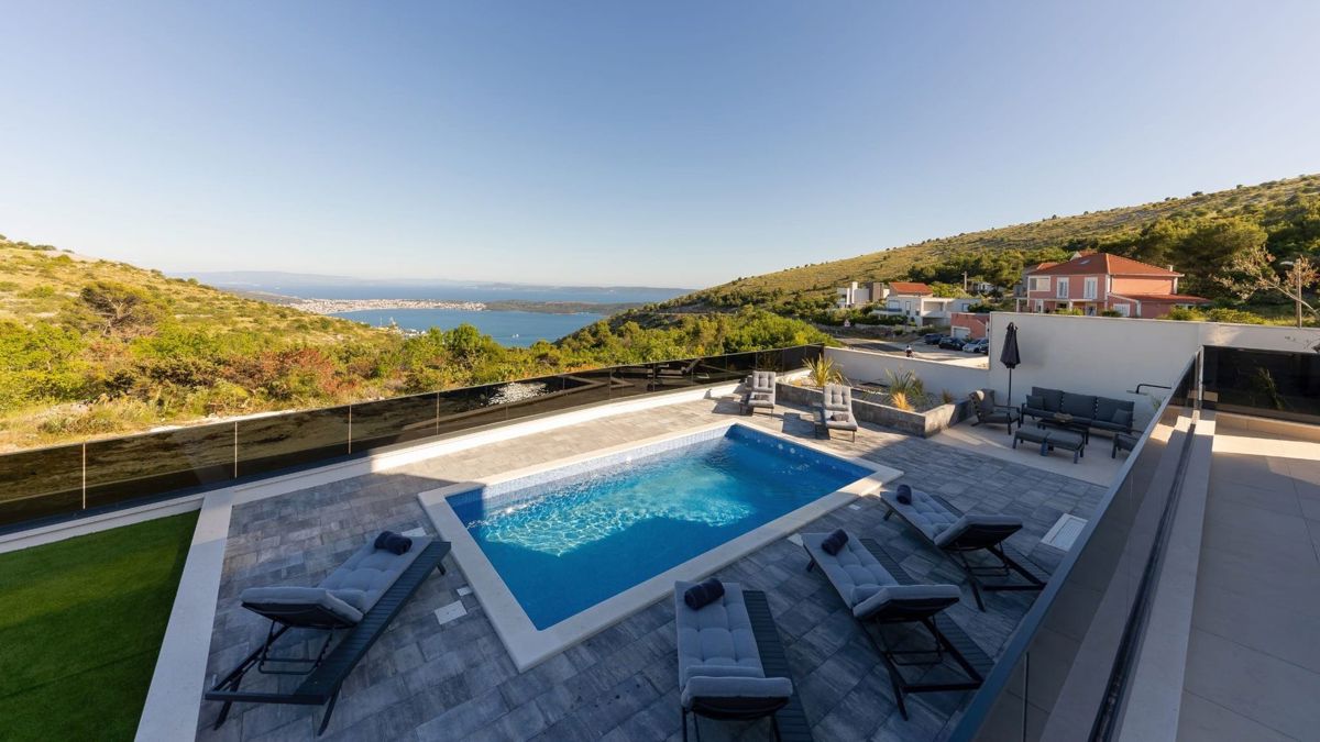 Villa moderna con vista mare