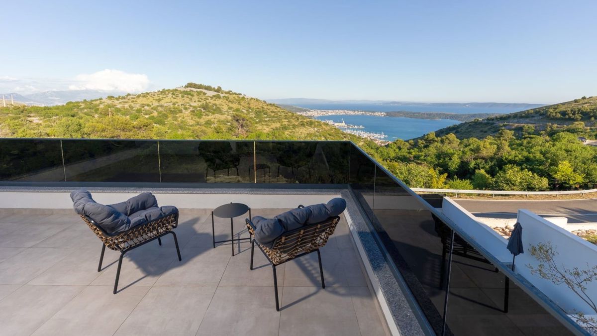 Villa moderna con vista mare
