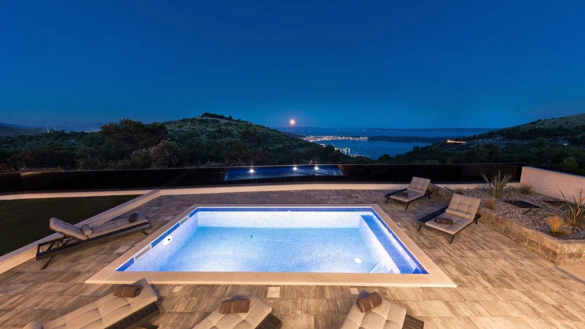 Villa moderna con vista mare