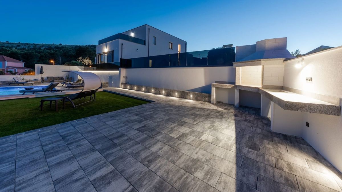 Villa moderna con vista mare