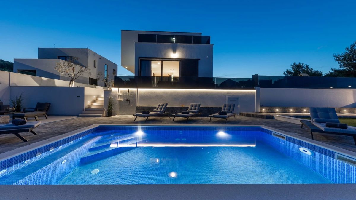 Villa moderna con vista mare