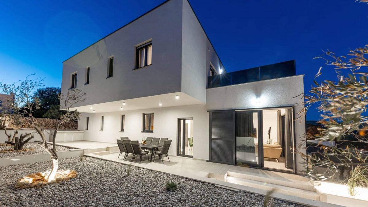 Villa moderna con vista mare