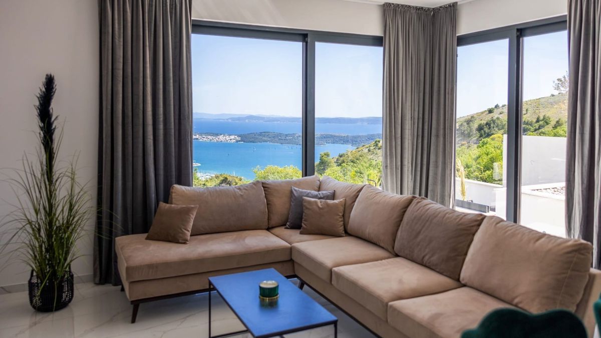 Villa moderna con vista mare