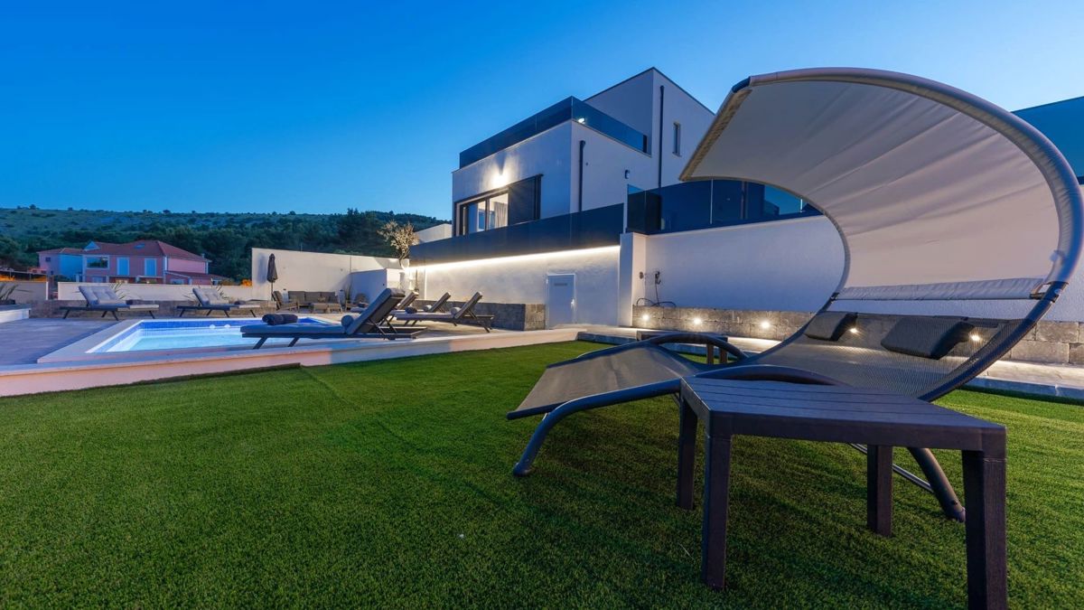 Villa moderna con vista mare