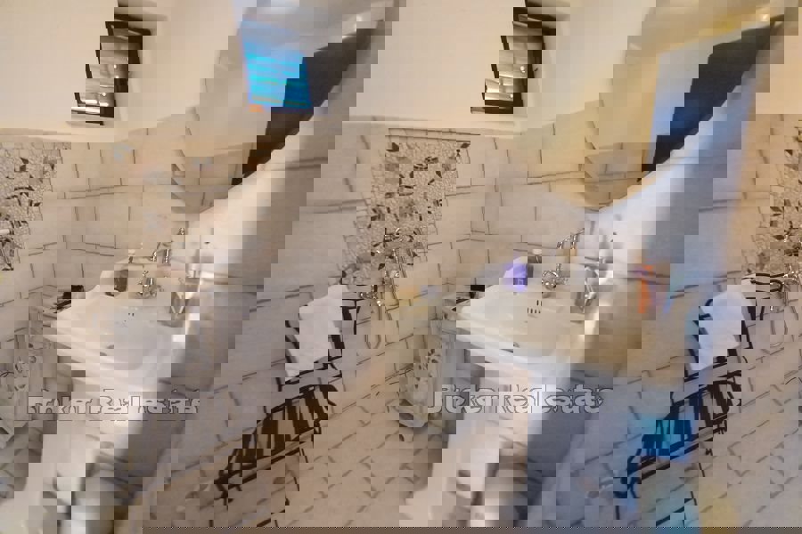 Casa in pietra con vista mare