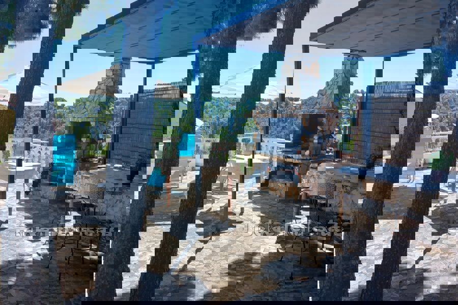 Casa in pietra con vista mare