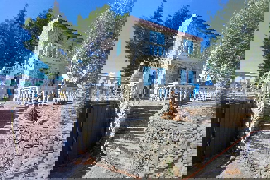 Casa in pietra con vista mare