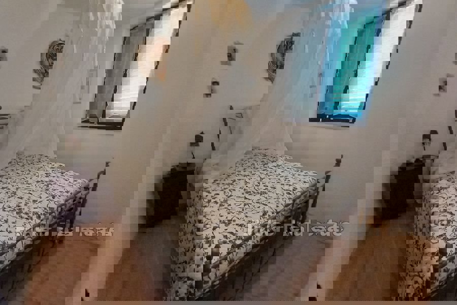 Casa in pietra con vista mare