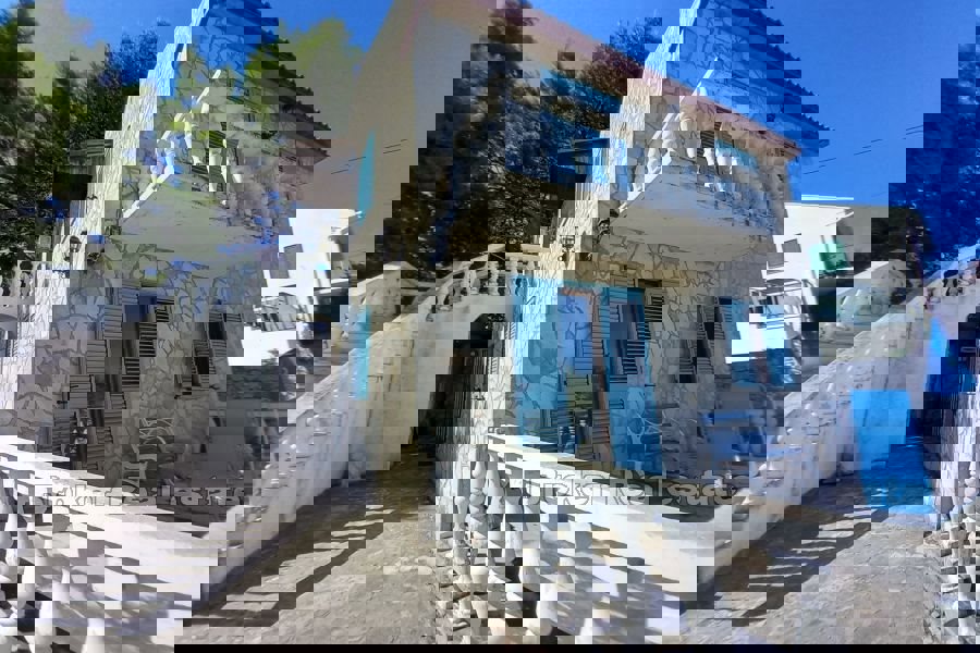 Casa in pietra con vista mare