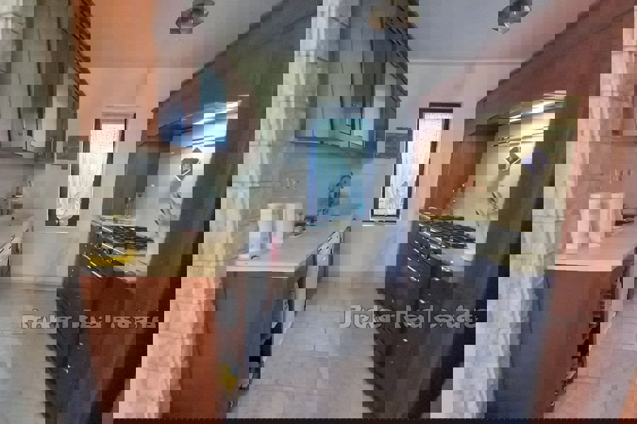 Casa in pietra con vista mare