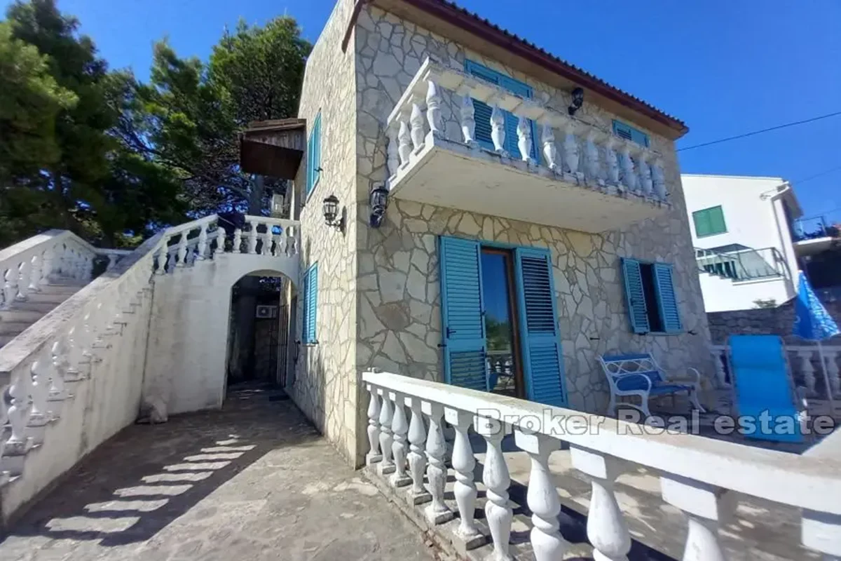 Casa in pietra con vista mare