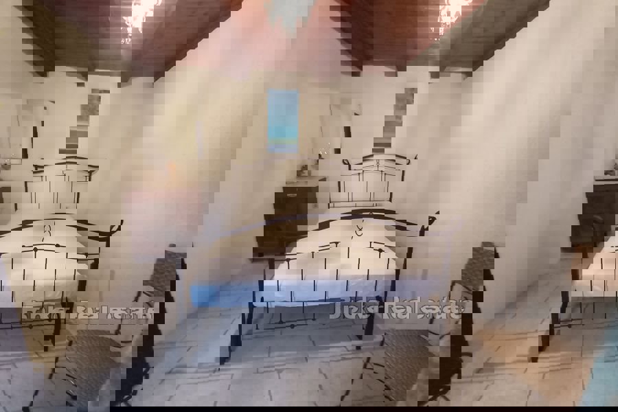 Casa in pietra con vista mare