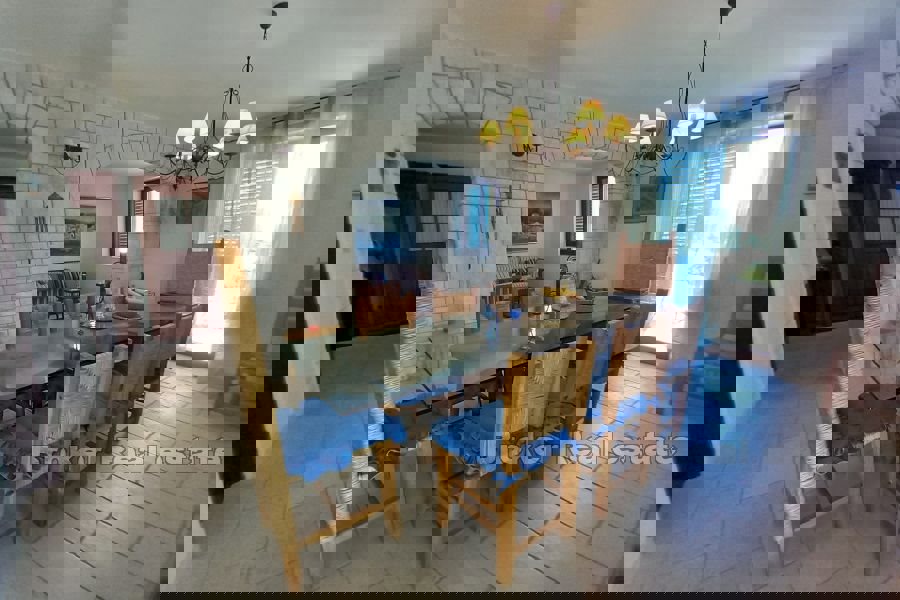 Casa in pietra con vista mare