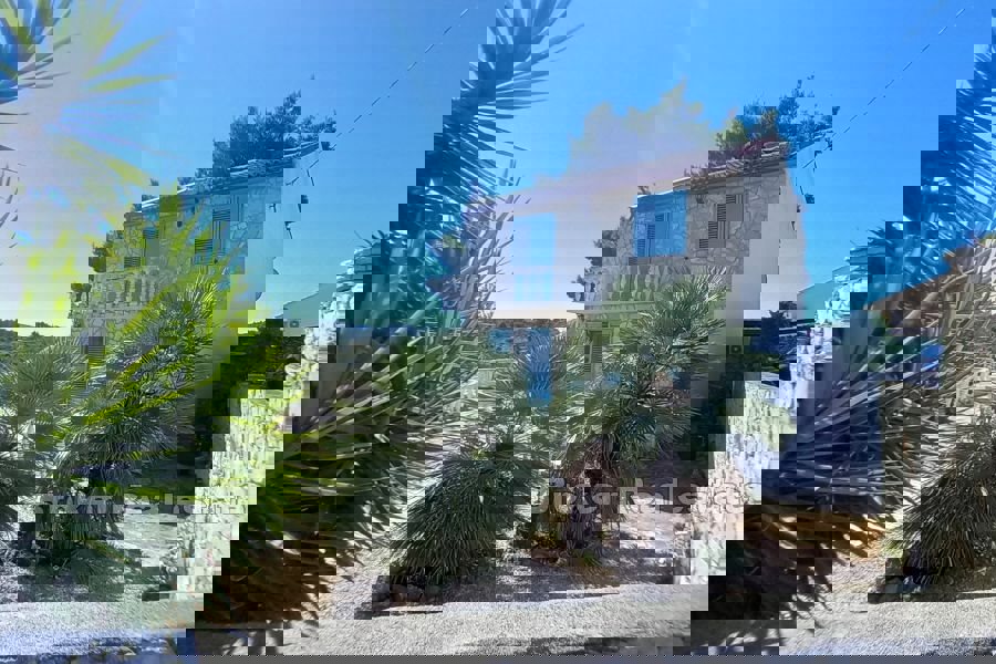 Casa in pietra con vista mare